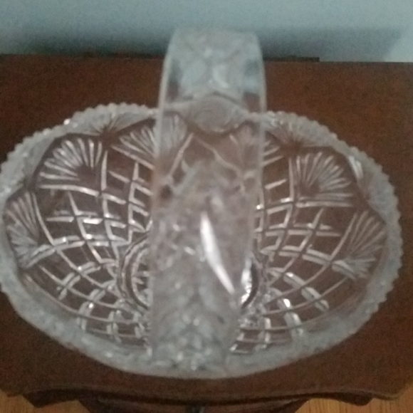 Etched/scalloped crystal basket - Picture 4 of 4